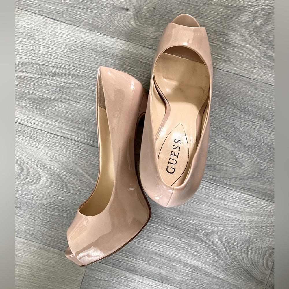 Gorgeous tan Guess heels!